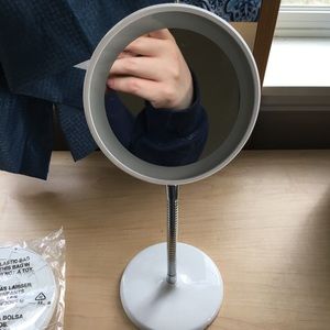 Battery operated ring light make-up mirror